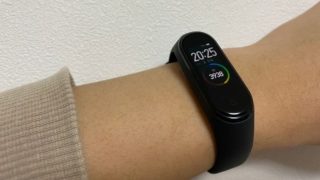 手首につけたmi smart band4