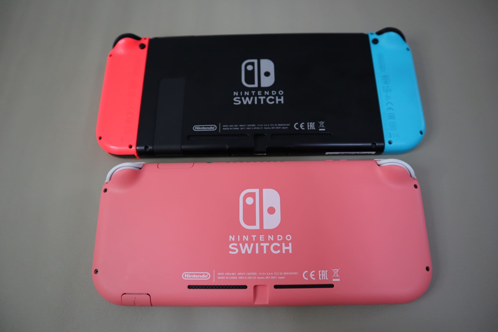 SwitchとSwitch Liteの背面