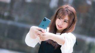 自撮りする女性